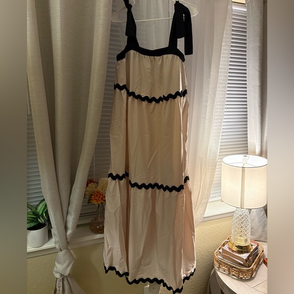 Dresses & Skirts - Black and Cream Dress